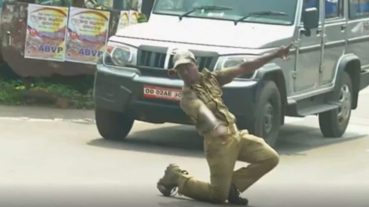Traffic cop controls traffic with his dance moves in eastern India