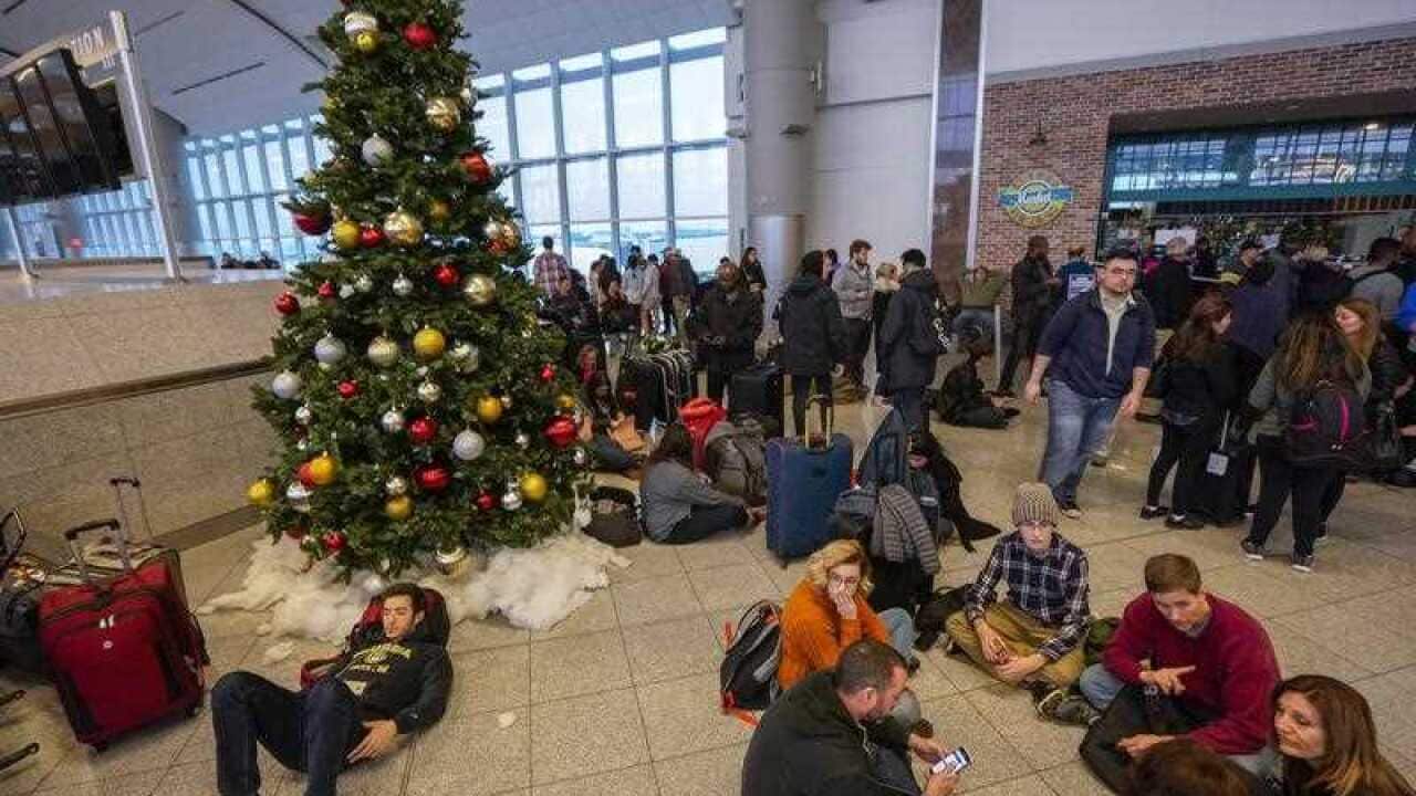 Passengers affected by a widespread power outage wait at the International Terminal of Hartsfield-Jackson Atlanta International Airport in Atlanta, Georgia, USA, 17 December 2017.