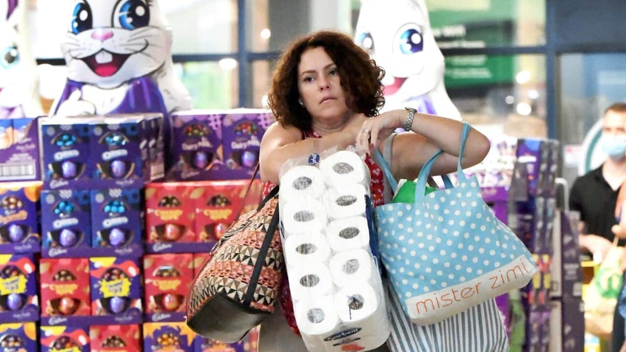 Una donna provvede agli ultimi acquisti prima dell'inizio del lockdown