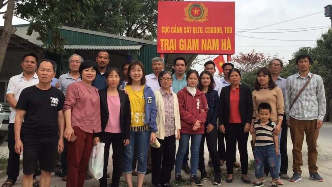 Bà Nguyễn Thúy Hạnh (người thứ nhì, hàng đầu, bên trái) cùng người thân của các Tù nhân lương tâm tại cổng nhà tù khi đồng hành thăm nuôi