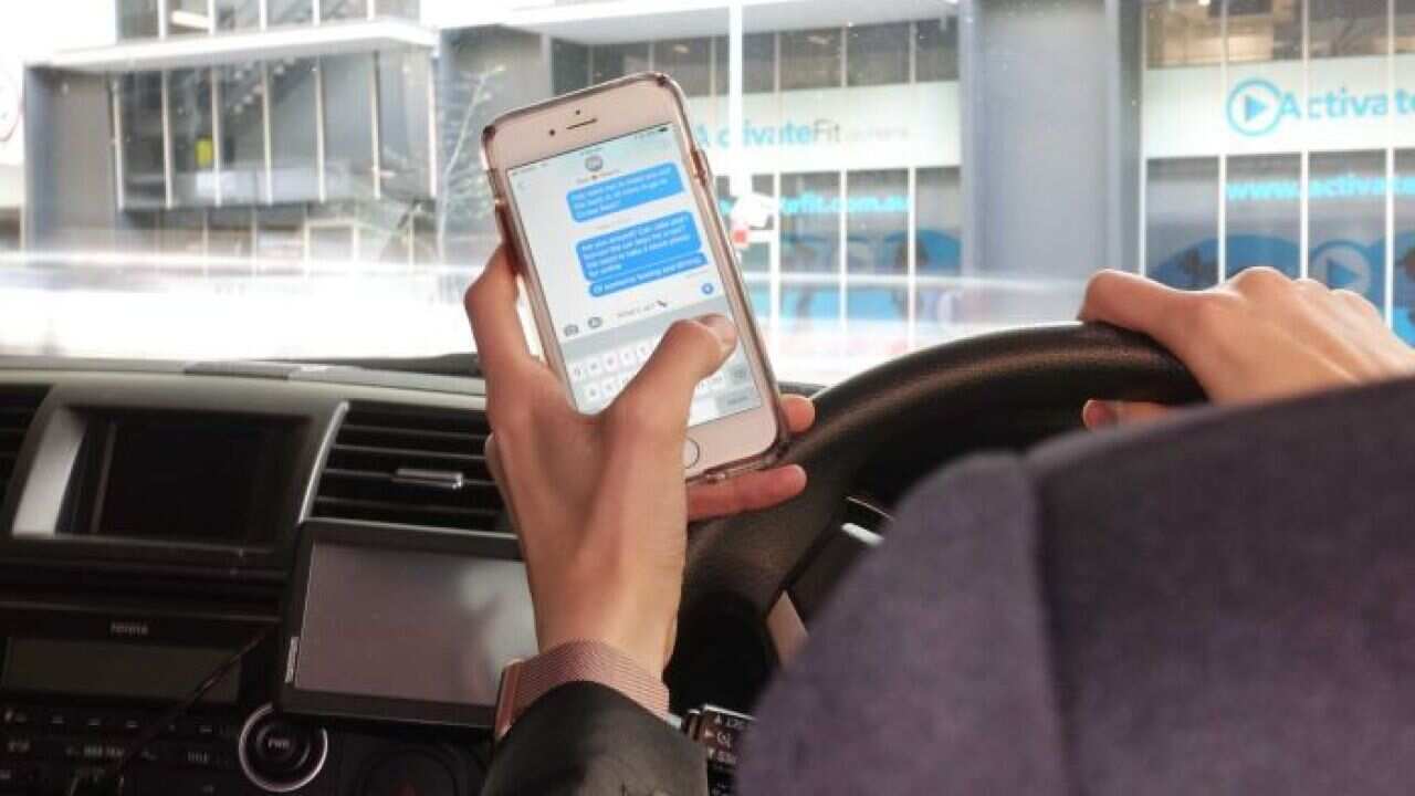 TAC survey finds high rate of phone-checking