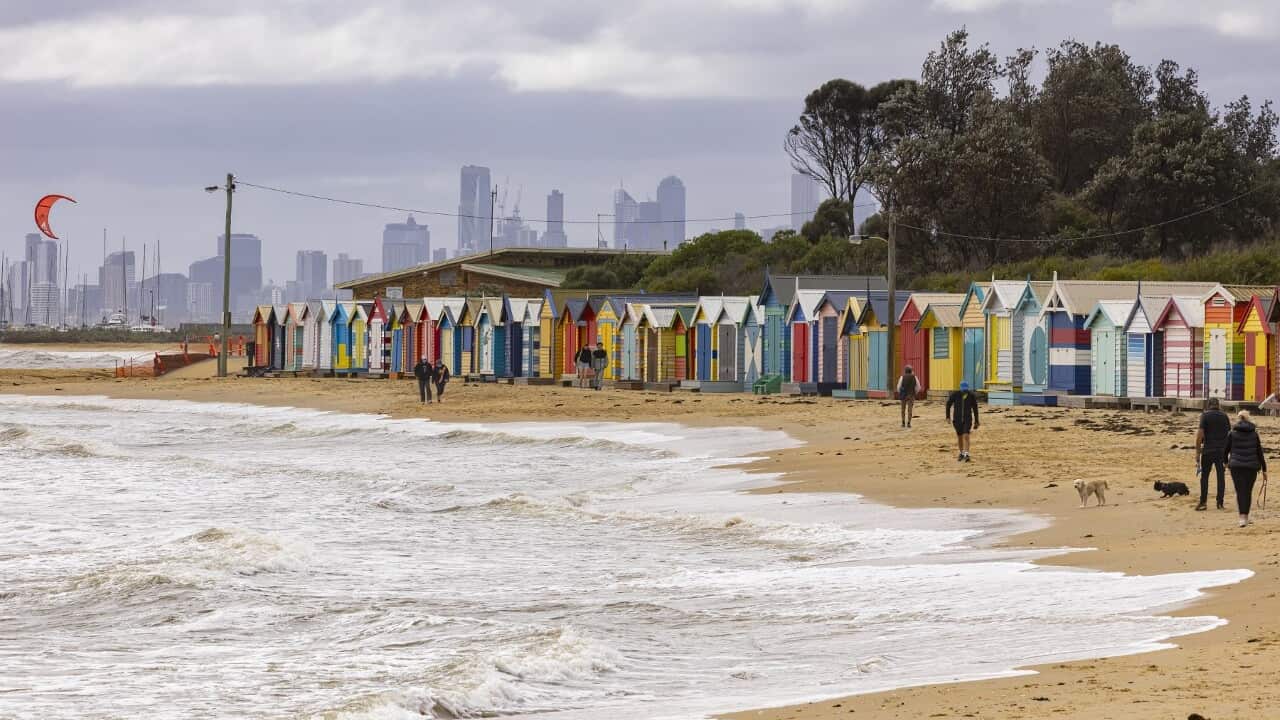 Melbourne'de plajda egzersiz yapan insanlar