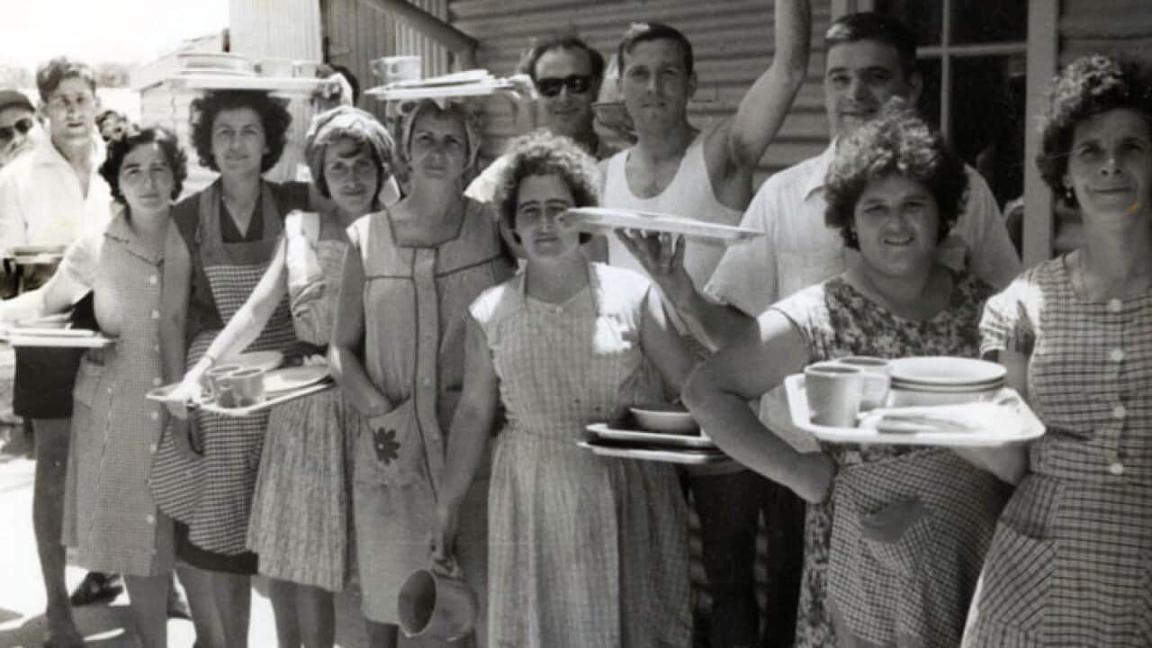 Donne e uomini in coda a Bonegilla
