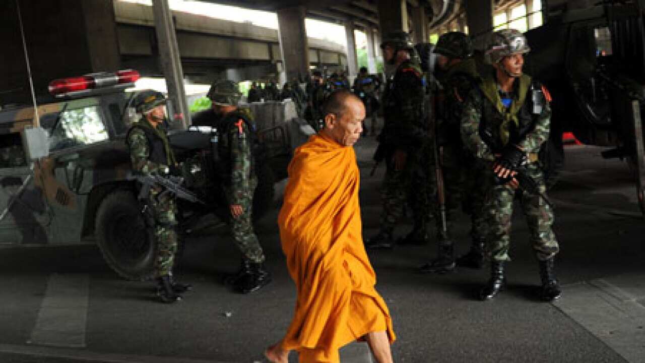 thai_monk_soldiers_100514_B_getty_1280461695