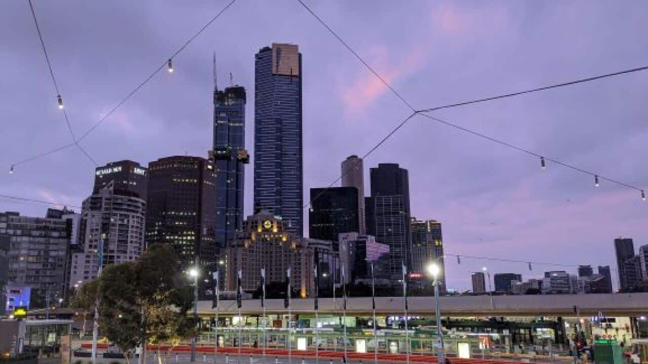 Un'immagine dell'alba a Federation square, nel cuore di Melbourne