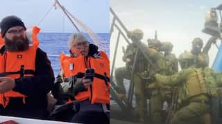 A destra due membri della Gaza Sumud Flotilla. A sinistra A destra, diversi militari stanno salendo su un'imbarcazione con l'ausilio di una scala e di una piccola piattaforma accanto.
