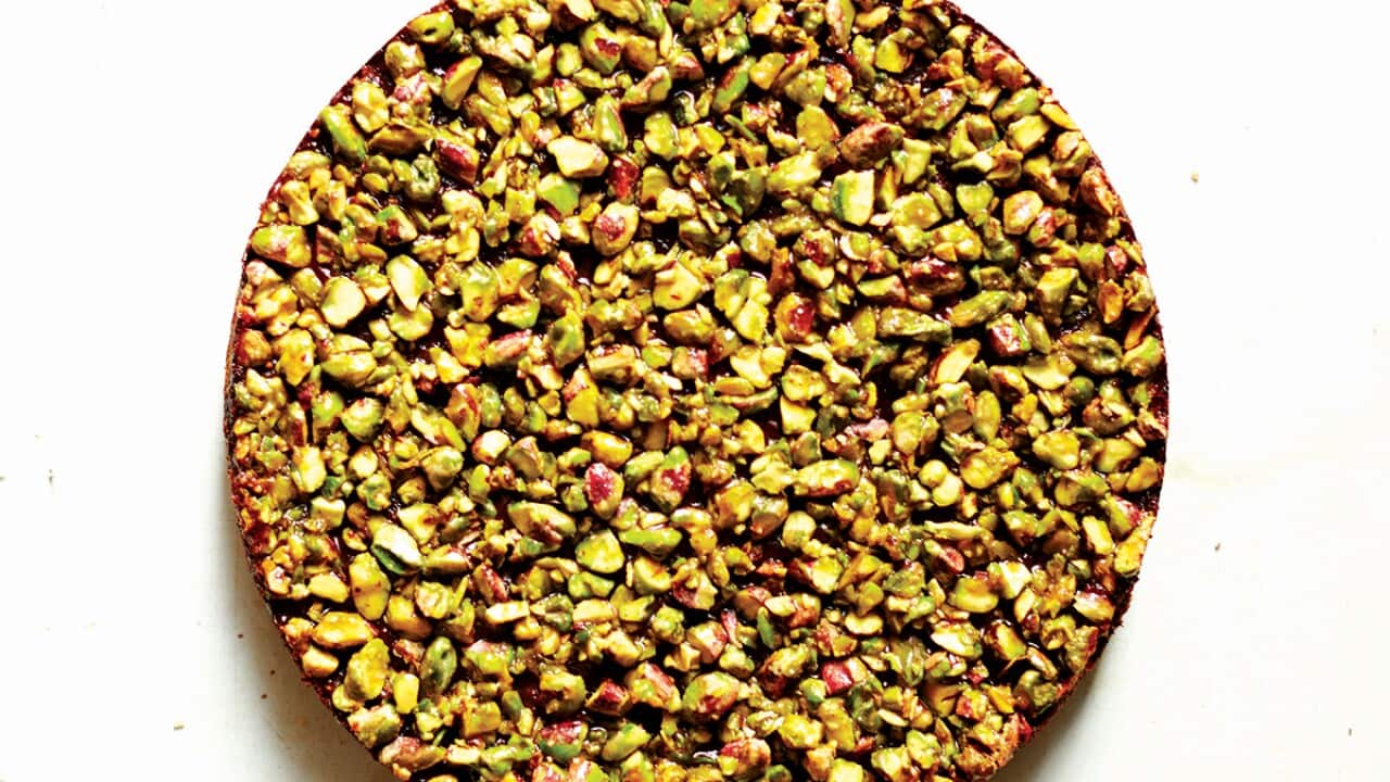 Date pistachio praline tart