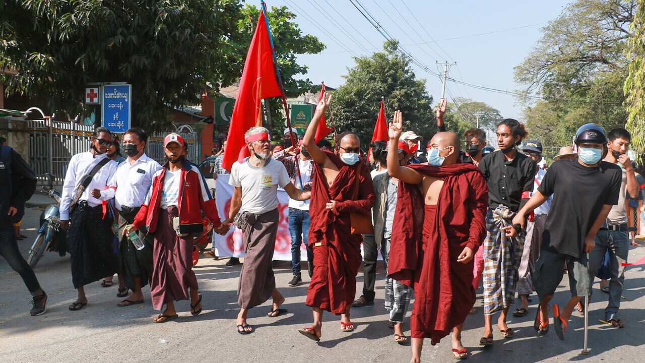 ဓါတ်ပုံ - ဖေဖော်ဝါရီလာအတွင်းက စစ်အာဏာရှင်ကို ဆန့်ကျင်ကြောင်း ဆန္ဒထုတ်ဖော်မှု-Zay Yar Myint