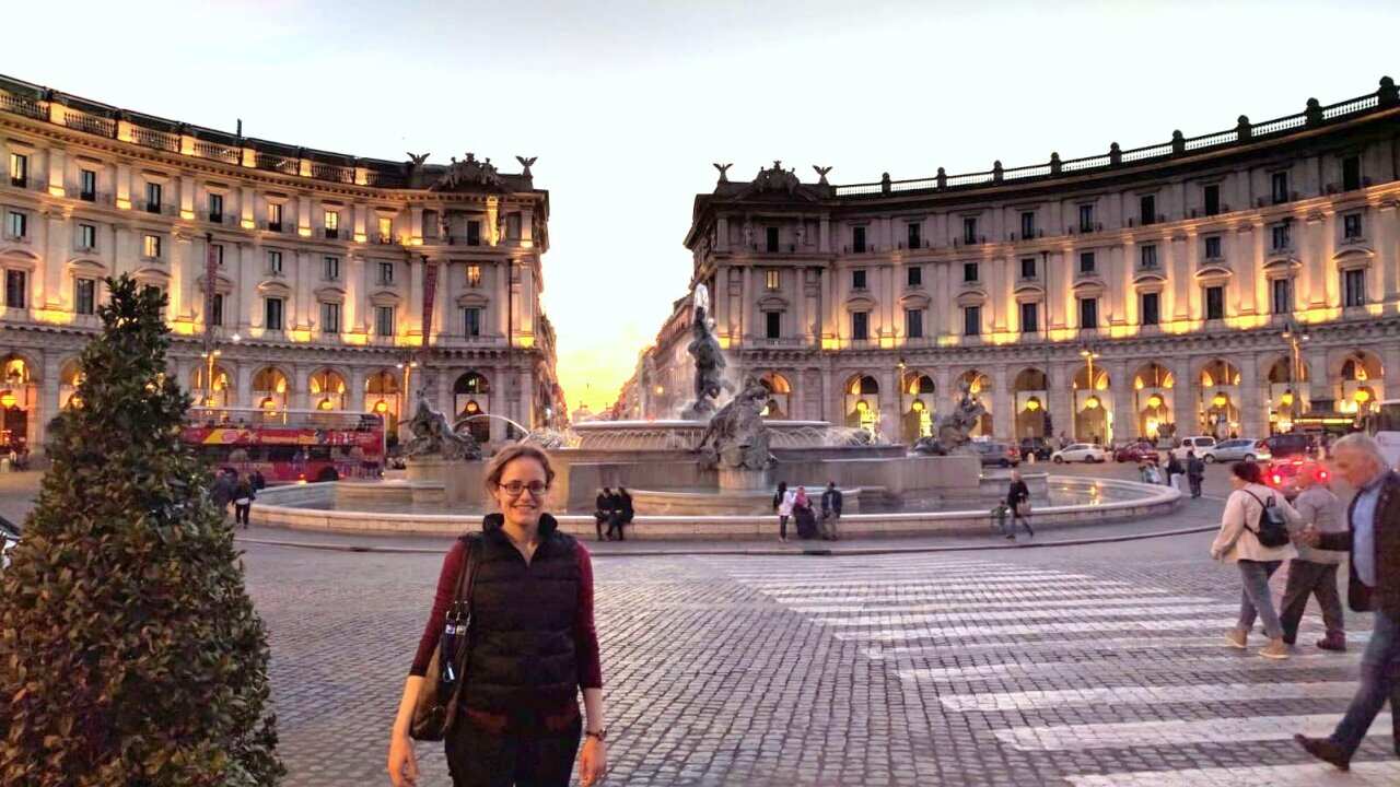 Jessica Holmes in Piazza della Repubblica a Roma