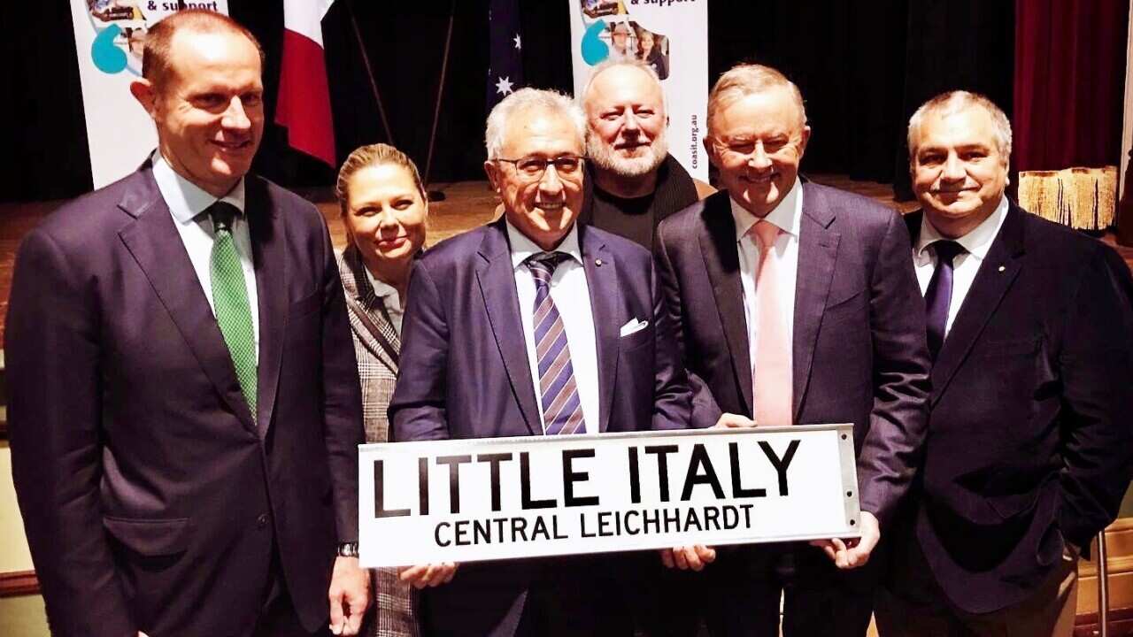 La targa "Little Italy" assegnata durante la cerimonia al Municipio di Leichhardt
