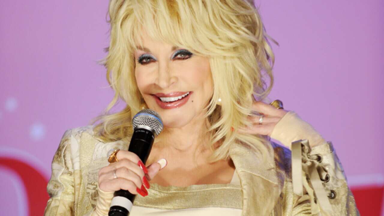dolly_parton_111110_B_aap_1111605380