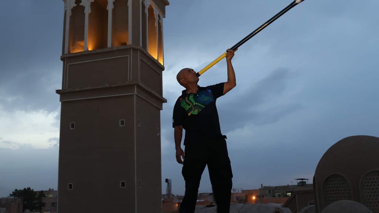 نوازنده استرالیایی دیجریدور (ساز مردمان بومی استرالیا) بر فراز بام سرای عامری های کاشان