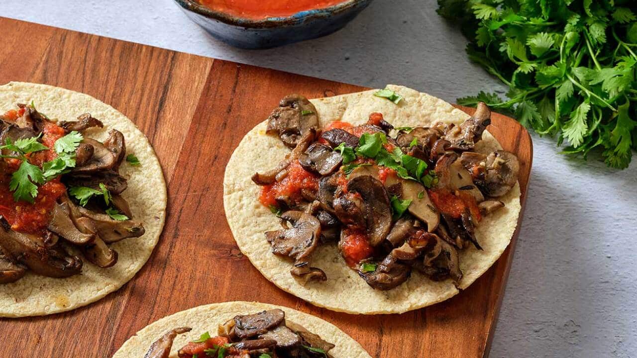 Mushroom tacos with chile de árbol salsa (tacos de champiñones)