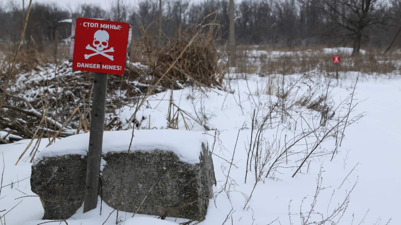 Η πινακίδα προειδοποιεί για νάρκες, καθώς τα ουκρανικά στρατεύματα στην περιοχή Donbass έχουν ήδη ξεκινήσει τις προετοιμασίες τους.