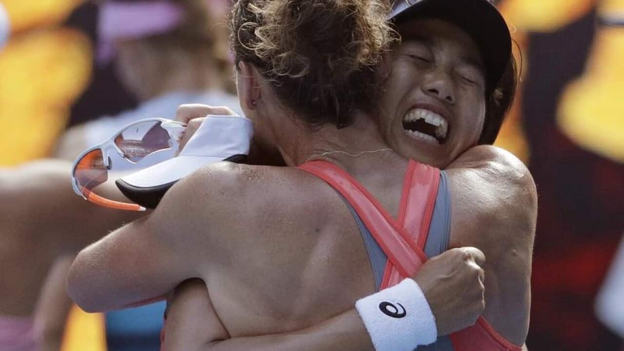 China's Zhang Shuai (R)