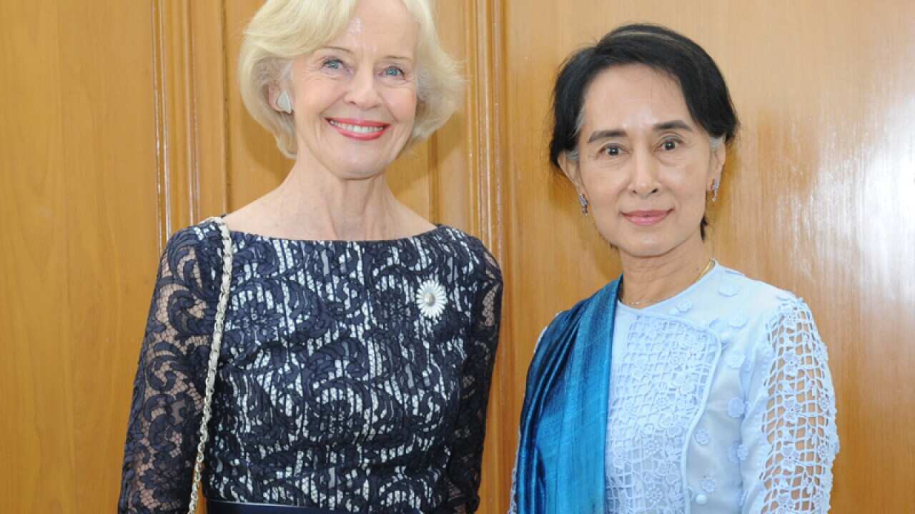 Burmese opposition leader Aung San Suu Kyi (R)