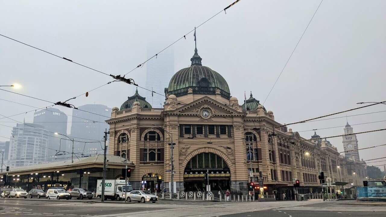 La stazione di Flinders stamattina alle 6. Il pulviscolo nell'aria oscura l'Eureka Tower sullo sfondo.