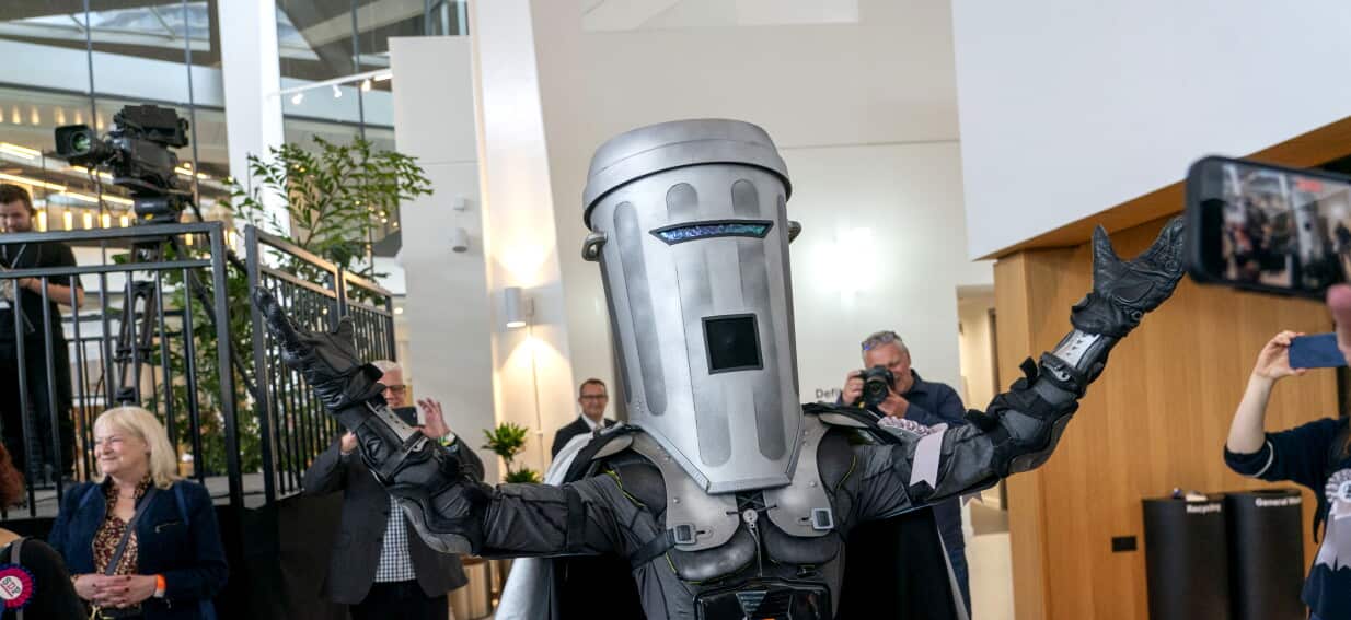 This hard-right politician quit parliament for a fight — His only rival dresses as a bin