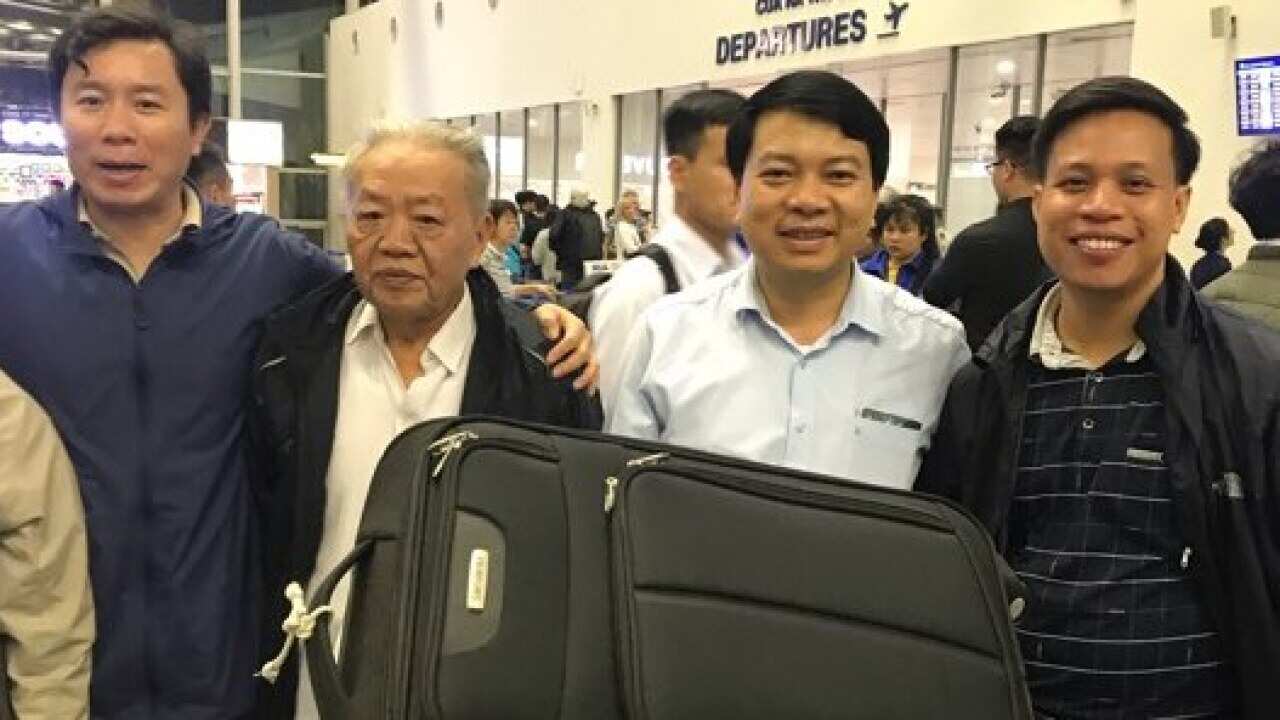 Cha Nguyễn Đình Thục (bìa trái) cùng các cha tại phi trường Nội Bài tối 20/11/2019