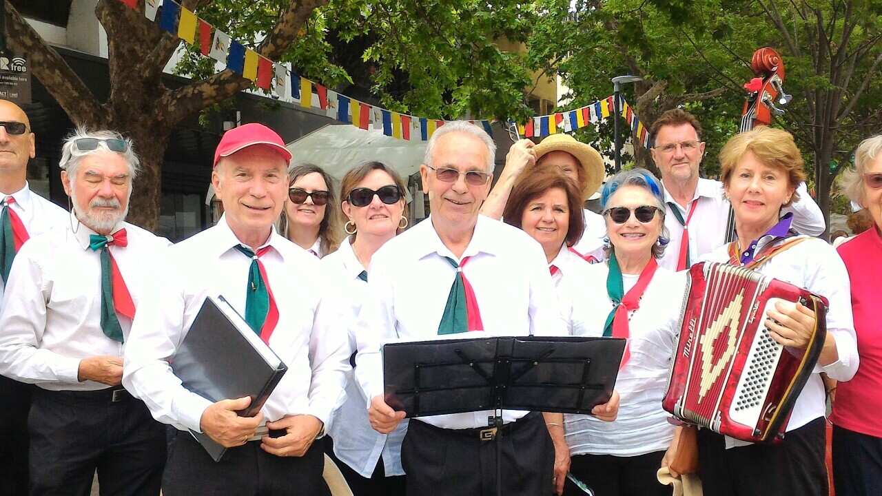 Alcuni membri del coro Dante Musica Viva dopo aver intrattenuto i passanti a Piazza Italia.