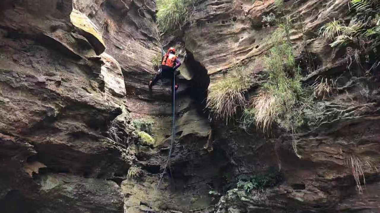 A group of Sydney Chinese adventure lovers is exploring the Blue Mountains