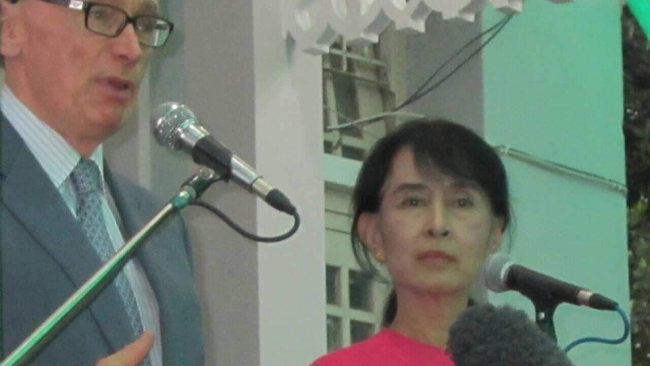 carr_suu_kyi_120607_sbs_1333300302