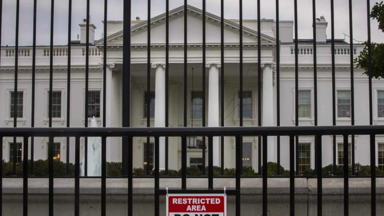 A 'do not enter' sign is posted outside the White House