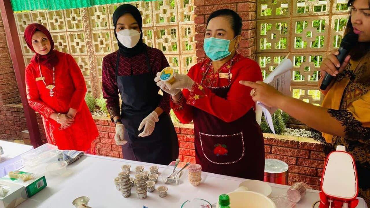 Leader of the Indonesia Circle Vera Roselina Alatas (left) at looks on during the cooking demonstration held for the guests from the WIC Canberra.
