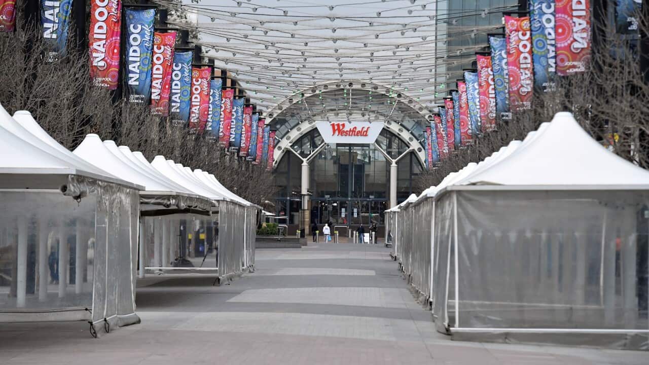 Mabanda ya mighahawa nje ya soko kubwa katika kitongoji cha Liverpool, yaendelea kuwa matupu wakati wa makatazo ya COVID-19