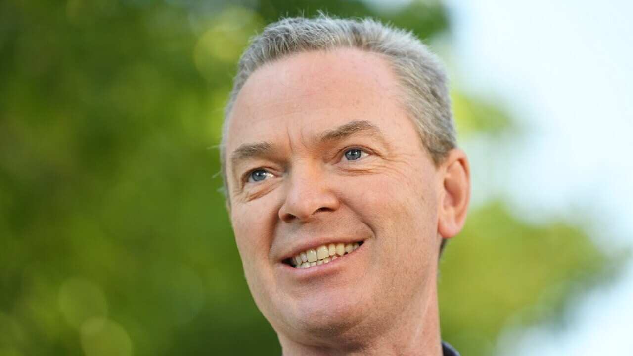 Waziri wa Ulinzi Christopher Pyne akiwa nje ya ofisi ya eneo bunge lake katika kitongoji cha Magill, Adelaide