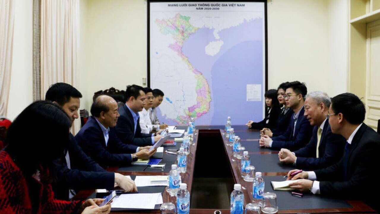 Bản đồ Việt Nam được đưa lên bàn