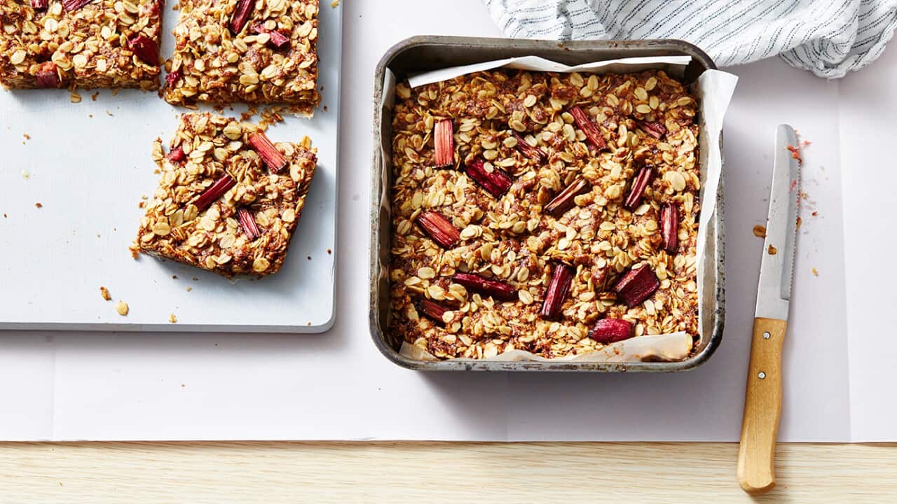 Rhubarb and oat cookie bars