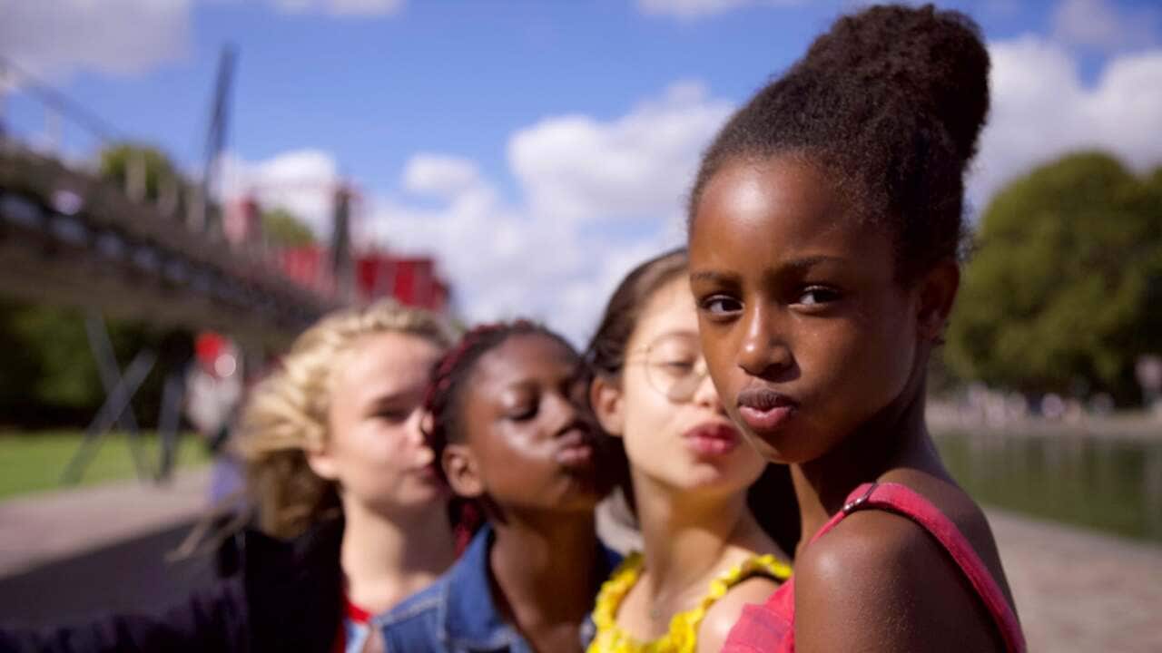 A travers l'histoire de quatre filles de 11 ans passionnées par le twerk, la réalisatrice a voulu dénoncer la sexualisation des enfants dans la société actuelle