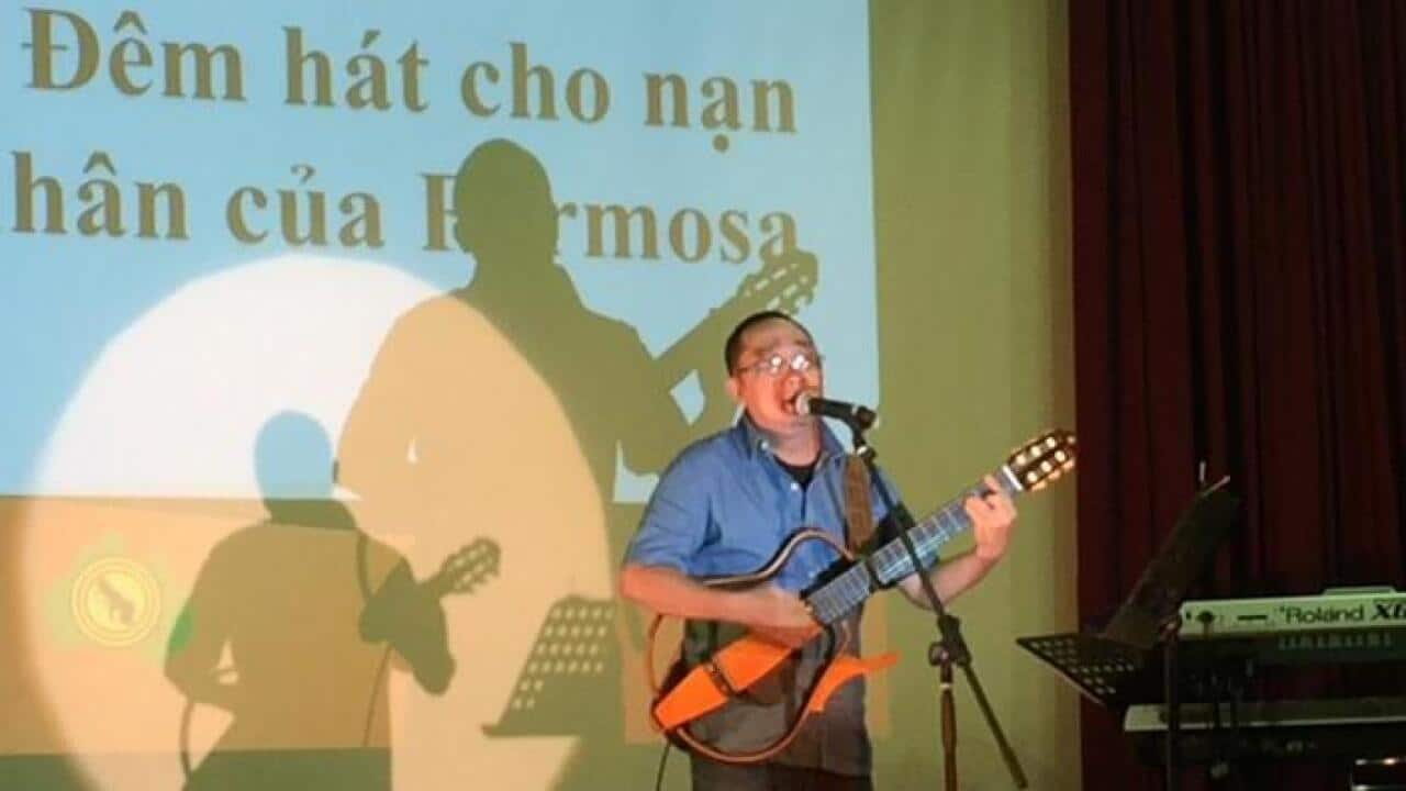 Nhạc sĩ Tuấn Khanh troing đêm hát cho nạn nhân Formosa ở Sydney hôm 11/3.