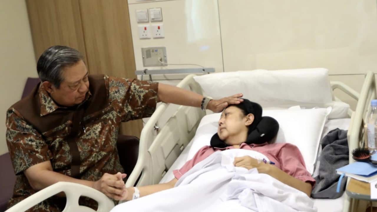 Former First Lady of Indonesia, Ani Yudhoyono undergoes blood cancer treatment in NUH Singapore.
