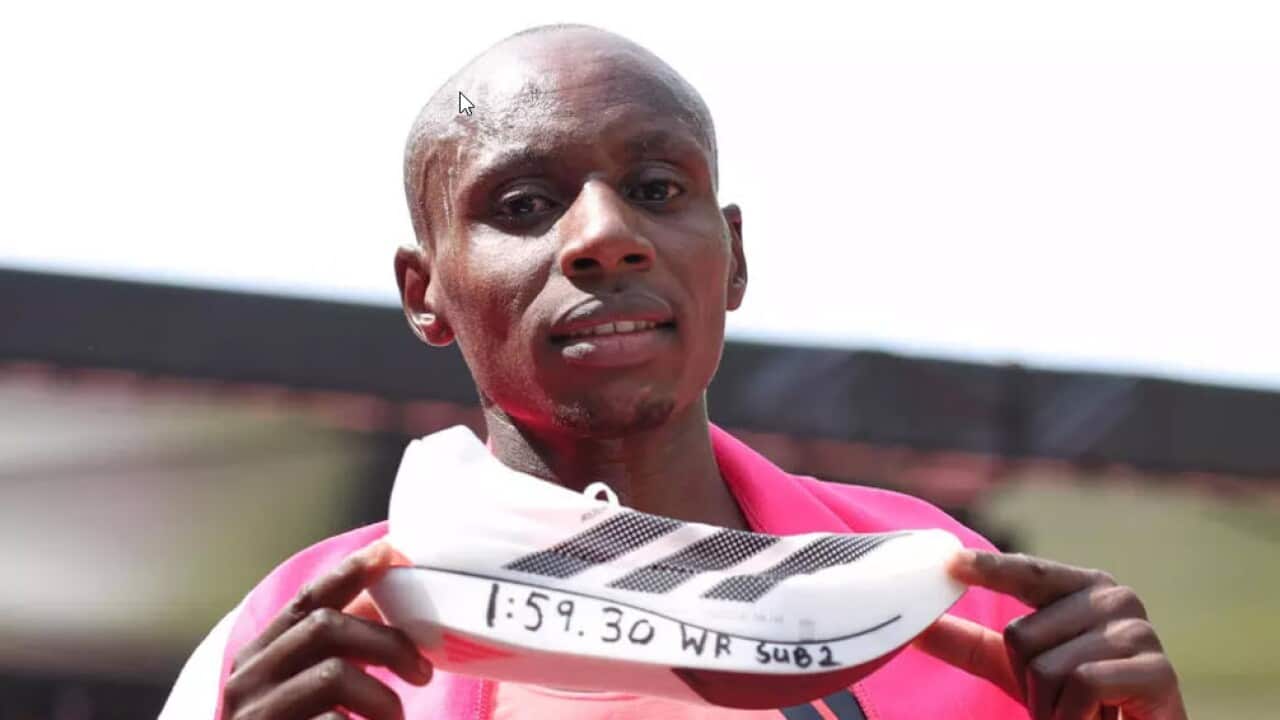 Le Kényan Sabastian Sawe pose avec ses chaussures de course après sa victoire lors du marathon de Londres, le 26 avril 2026. © APIan Walton.jpg