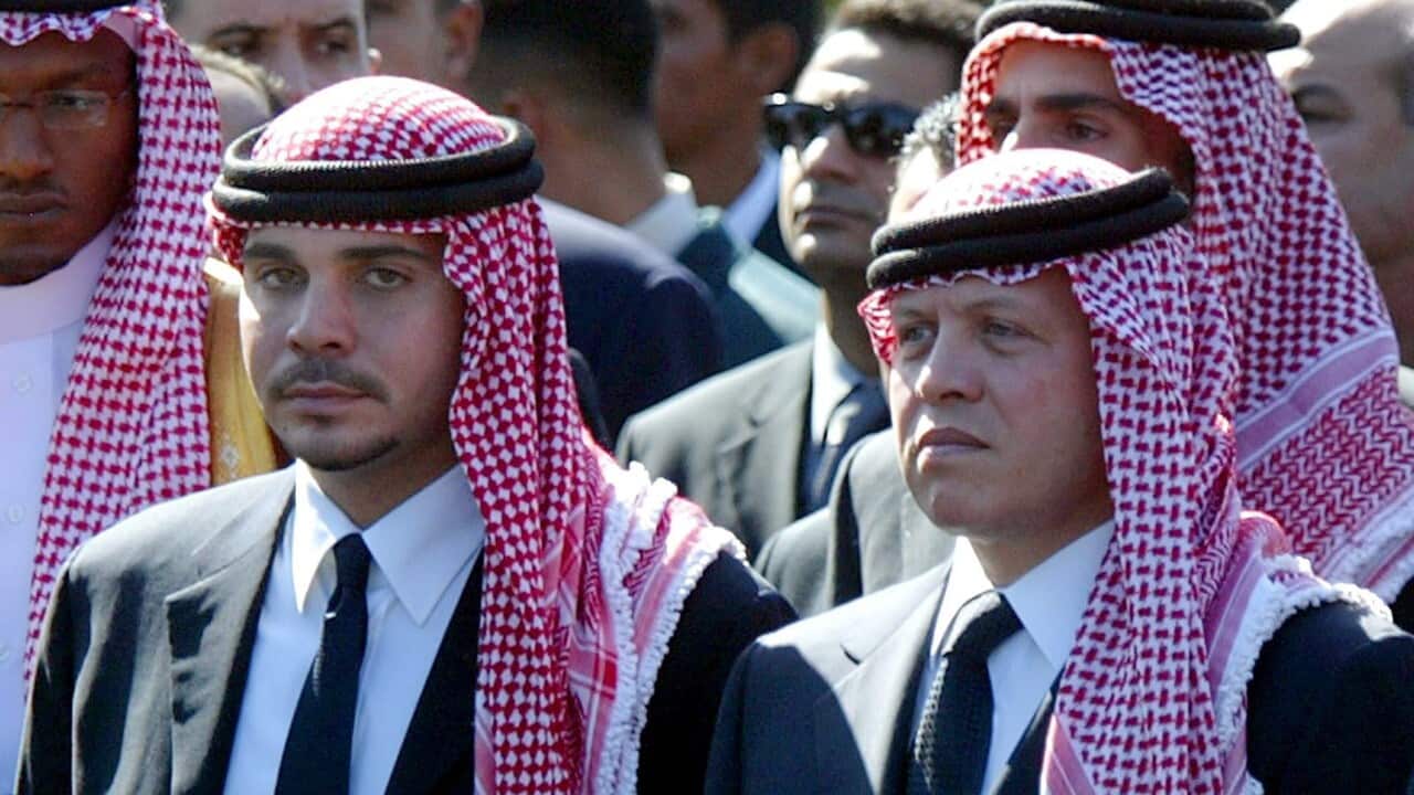 A sinistra l'ex erede al trono giordano, Hamzah bin Al Hussein. A destra il fratellastro, il re Abdallah