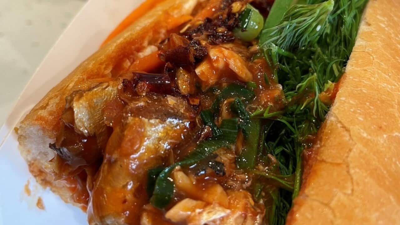 Tomaru177 Ep51 サバのバインミー Vietnamese Sardine Roll (2).jpg