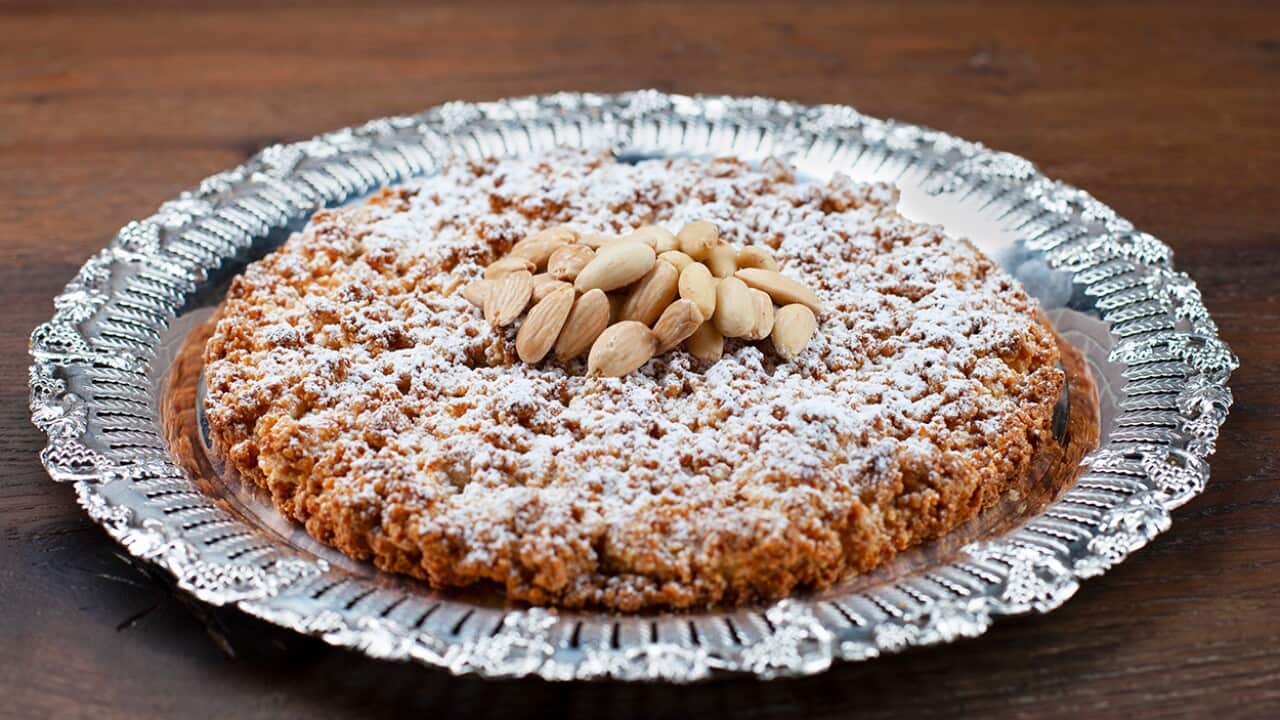 Giant almond crub biscuit or fregolotta