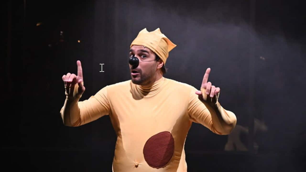 Fabio Motta in scena durante lo spettacolo Spot