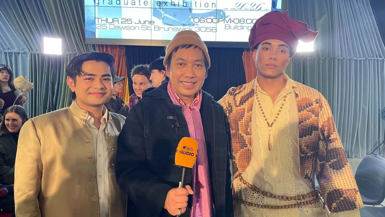 Zaini Ahmad menyertai Danish Rizal bersama model yang memperagakan salah satu daripada koleksi graduan beliau dalam pertunjukan fesyen graduan RMIT pada 25 Julai, 2026. Credit: SBS Bahasa Melayu