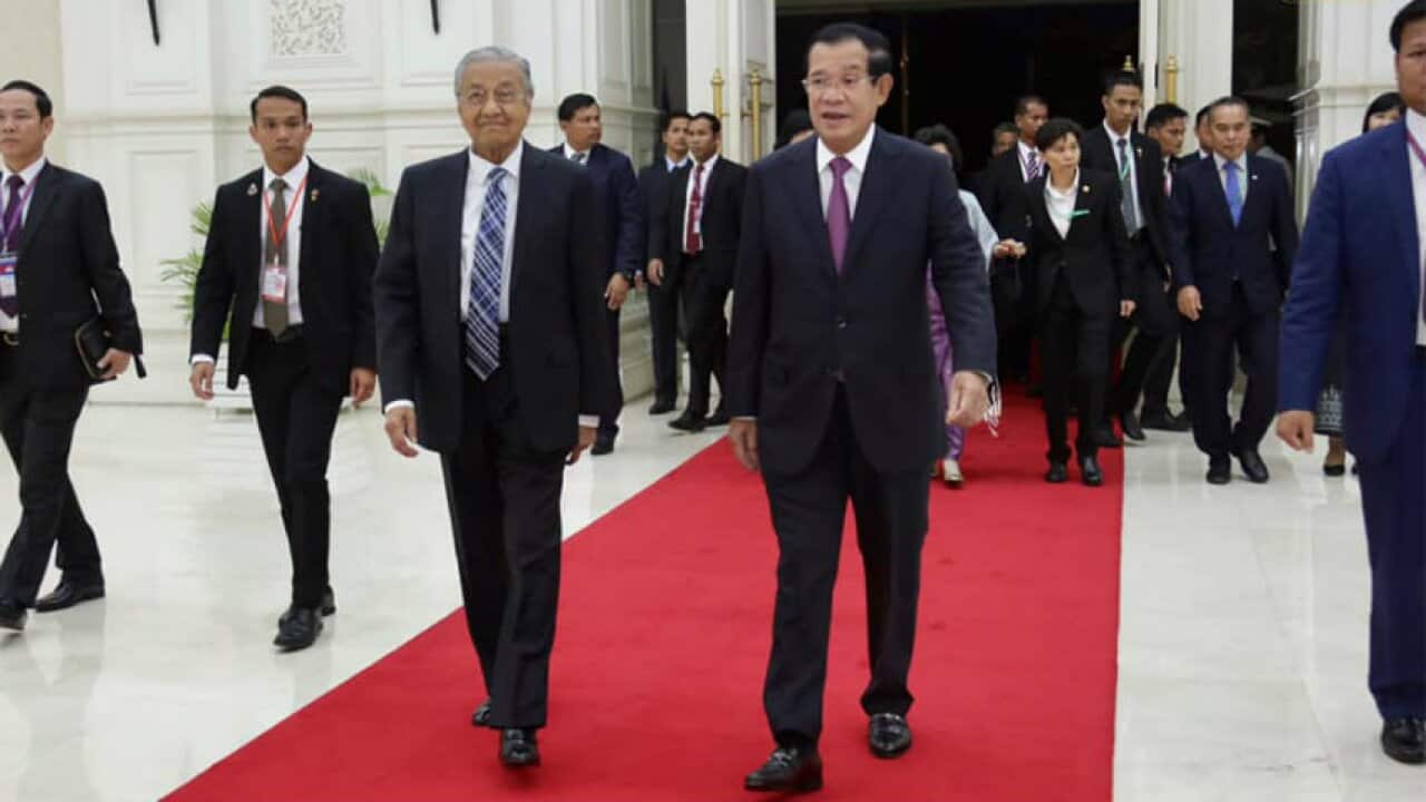 Malaysian PM Mahathir Mohamed (L) and Cambodia PM Hun Sen (R)