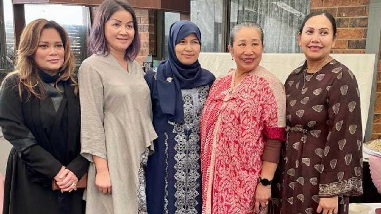 Diana Lestari (Centre) and Aida McAulay (1st on the right), the president and secretary of PERWIRA respectively, at PERWIRA’s 2023 Halal Bi Halal in May at Aida’s place in Melbourne. (Supplied).