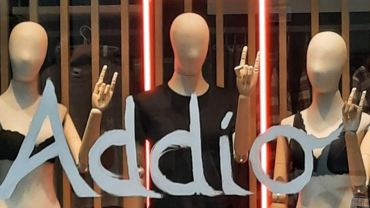 Riti scaramantici dei manichini di un negozio di abbiagliamento per scacciare il 2020.