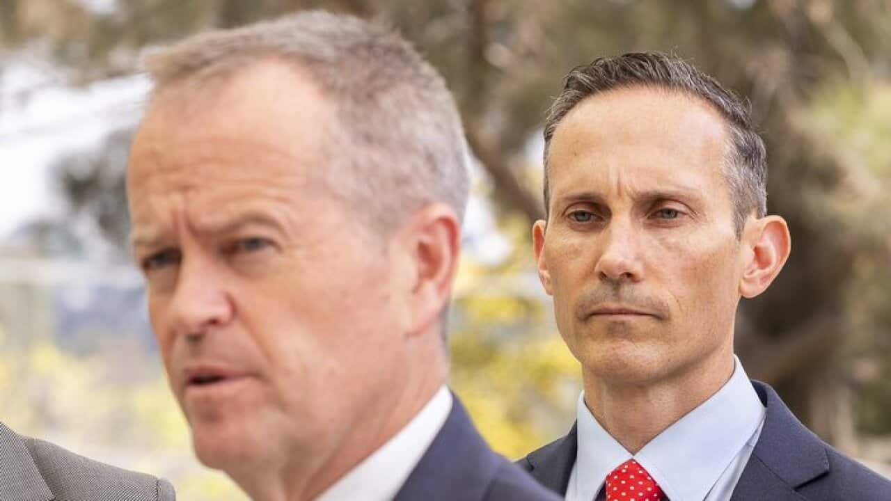 بیل شورتن رهبر حزب کارگر استرالیا در سمت راست و اندرو لی فرانت بنچر حزب کارگر