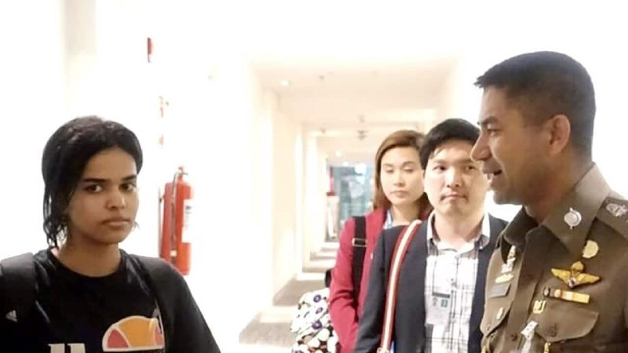 Rahaf Alqunun with authorities in Bangkok airport