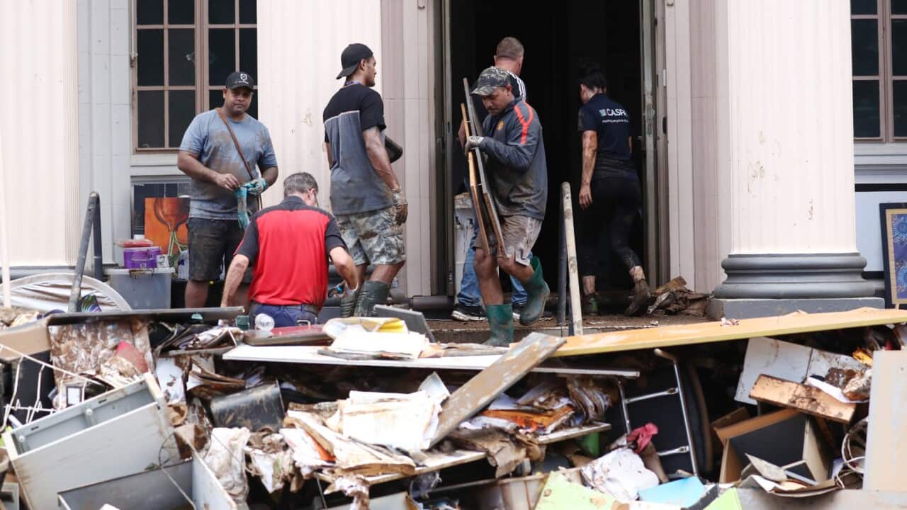 Wahanga washiriki katika shughuli zaku ondoa taka ndani ya jengo baada ya mafuriko mjini Lismore kusababisha uharibifu mwingi