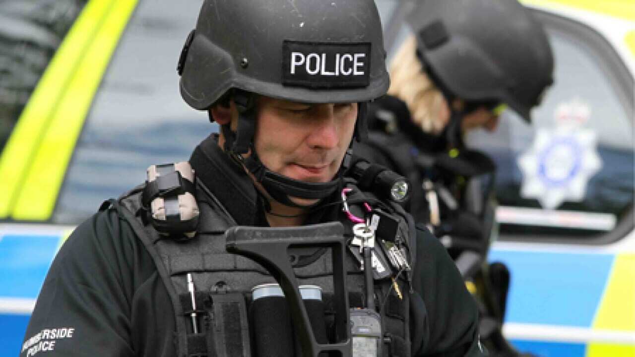 british_armed_police_101231_B_epa_1039085667