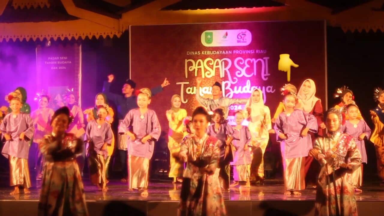 Kemilau Arts Studio performs the Zapin Meskom dance at Art Market event organized by the Riau Province Culture Agency, at the Pekanbaru Cultural Park - 2024. Photo credit: Charino CH, S.Ds. The child identified in the picture is Indira’s daughter, Ana Prita Maryam.
