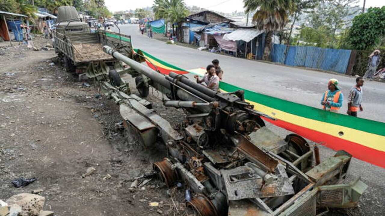 on the road to Kobo, on the border with Tigray, a 155-millimeter gun bombed by a drone of the Ethiopian government .jpg